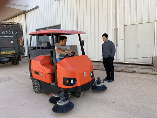 駕駛式掃地機(jī)操作簡單嘛