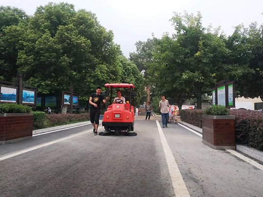 電動(dòng)掃地車(chē)多少錢(qián)一輛