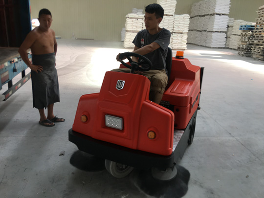 電動(dòng)掃地車(chē)
