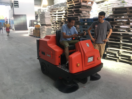 電動(dòng)掃地車